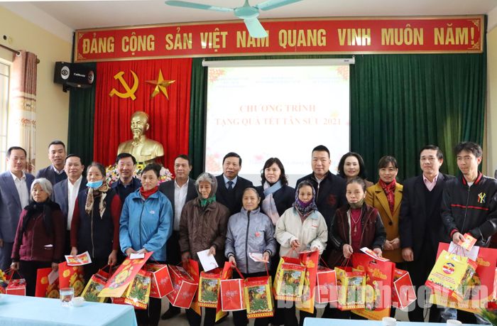 Đoàn ĐBQH tỉnh Bắc Ninh tăng qua Tết cho các hộ nghẹo huyện Thuận Thành
