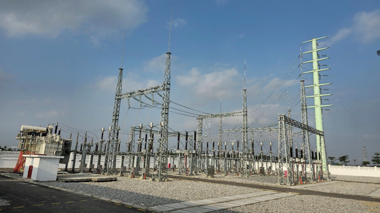  
Bên trong Trạm biến áp.
